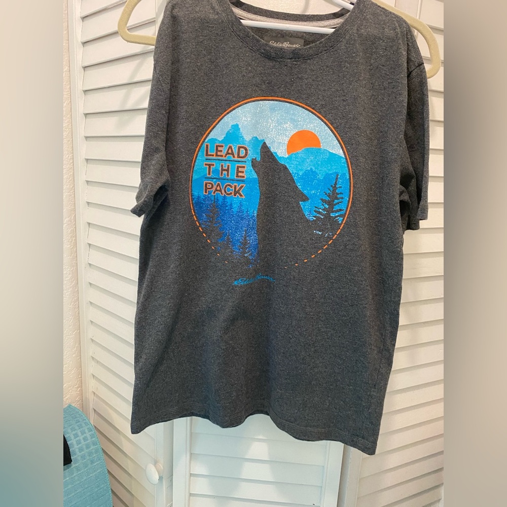 EDDIE BAUER Kids Short Sleeve T-Shirt “Wolf Lead the Pack” Size Large Gray EUC